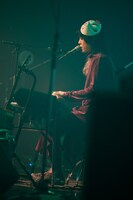 弾き語りをする長谷川カオナシ。（撮影：岩本彩）