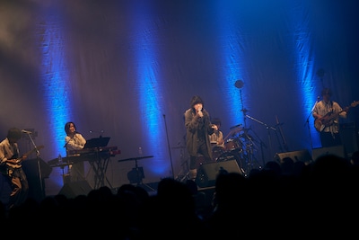 「フシアナサンとロムの会～カオナシが丸腰で歌う夜～」の様子。（撮影：岩本彩）