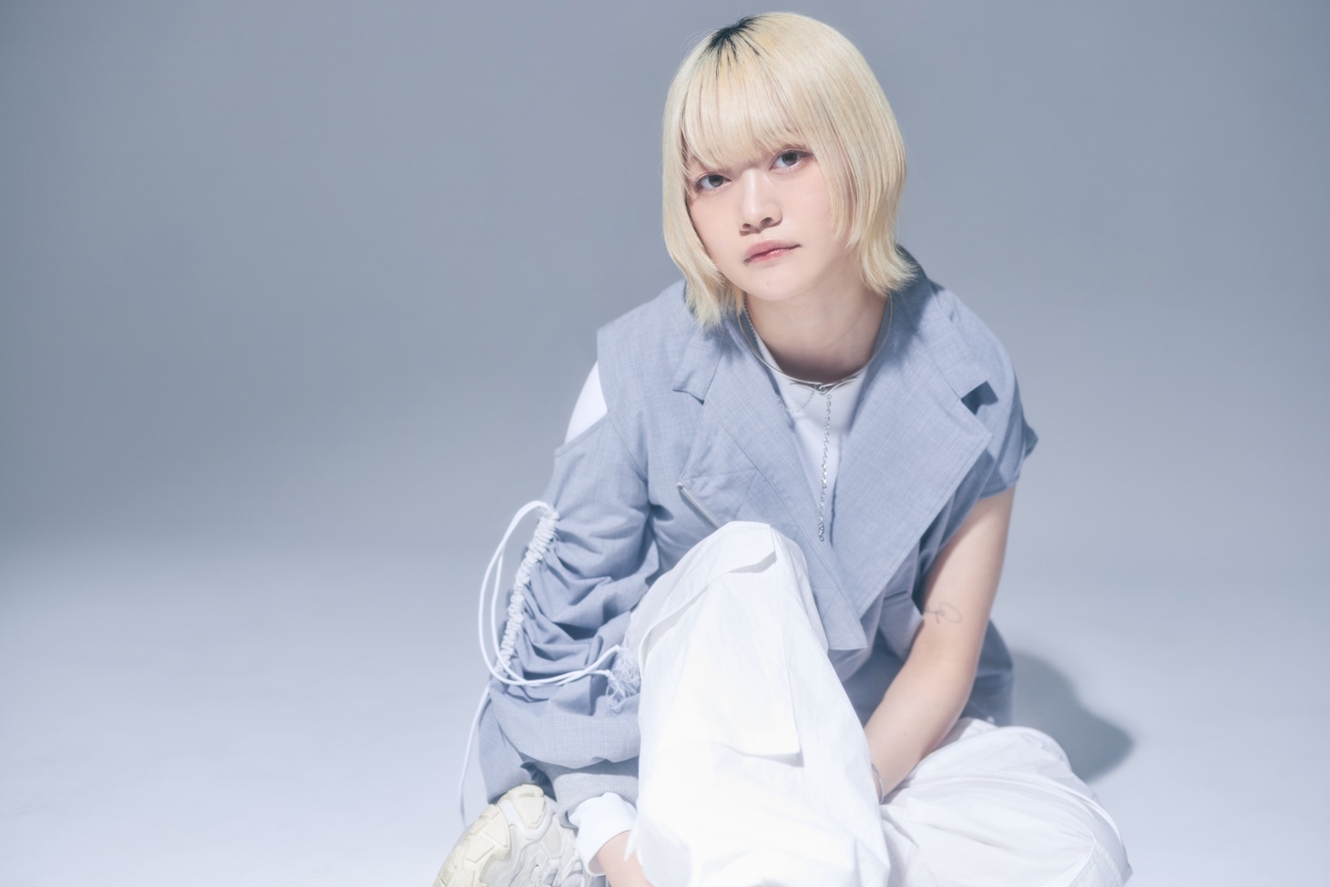 なきごとを“卒業”する岡田安未（G, Cho）。