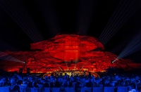 “紅”に染まった世界遺産ヘグラでのYOSHIKIコンサートの様子。