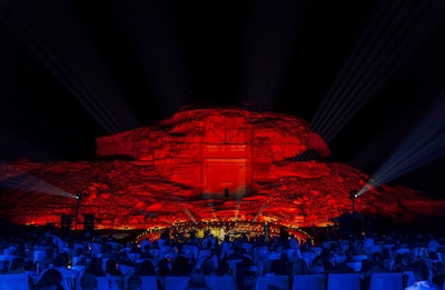 “紅”に染まった世界遺産ヘグラでのYOSHIKIコンサートの様子。