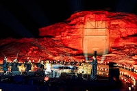 “紅”に染まった世界遺産ヘグラでのYOSHIKIコンサートの様子。