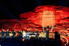 “紅”に染まった世界遺産ヘグラでのYOSHIKIコンサートの様子。