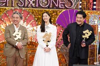 左からムロツヨシ、新木優子、小手伸也。 ©日本テレビ