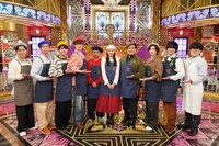 SixTONES、ムロツヨシ、小手伸也、新木優子。 ©日本テレビ