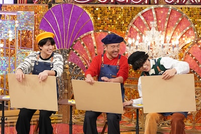 左から髙地優吾、ムロツヨシ、松村北斗。 ©日本テレビ