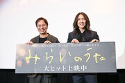 左からエリザベス宮地監督、吉井和哉。