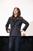 ステージに立ち続けていることを宮地監督から感謝され、胸を張る吉井和哉。
