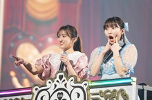 「君と虹と太陽と」でトロッコに乗り、会場を回る矢吹奈子と田中美久。©AKB48