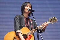 「365日の紙飛行機」を弾く山本彩。©AKB48