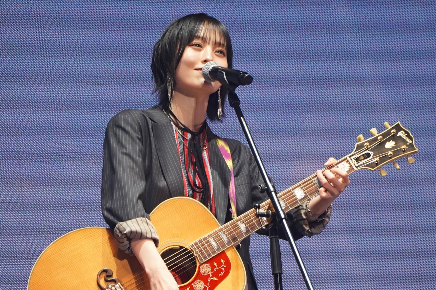 「365日の紙飛行機」を弾く山本彩。©AKB48