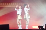 「下衆な夢」を披露する高橋みなみと山本彩。©AKB48