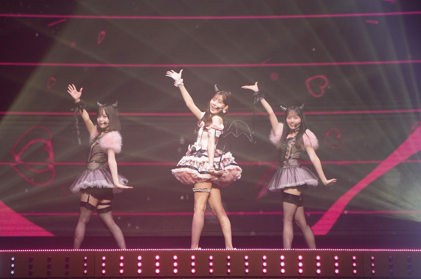 「わるきー」を披露する渡辺美優紀、川村結衣、花田藍衣。©AKB48