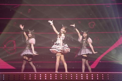 「わるきー」を披露する渡辺美優紀、川村結衣、花田藍衣。©AKB48