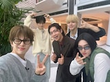 自撮りをするTREASUREメンバーと松下洸平。