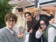 自撮りをするTREASUREメンバーと松下洸平。