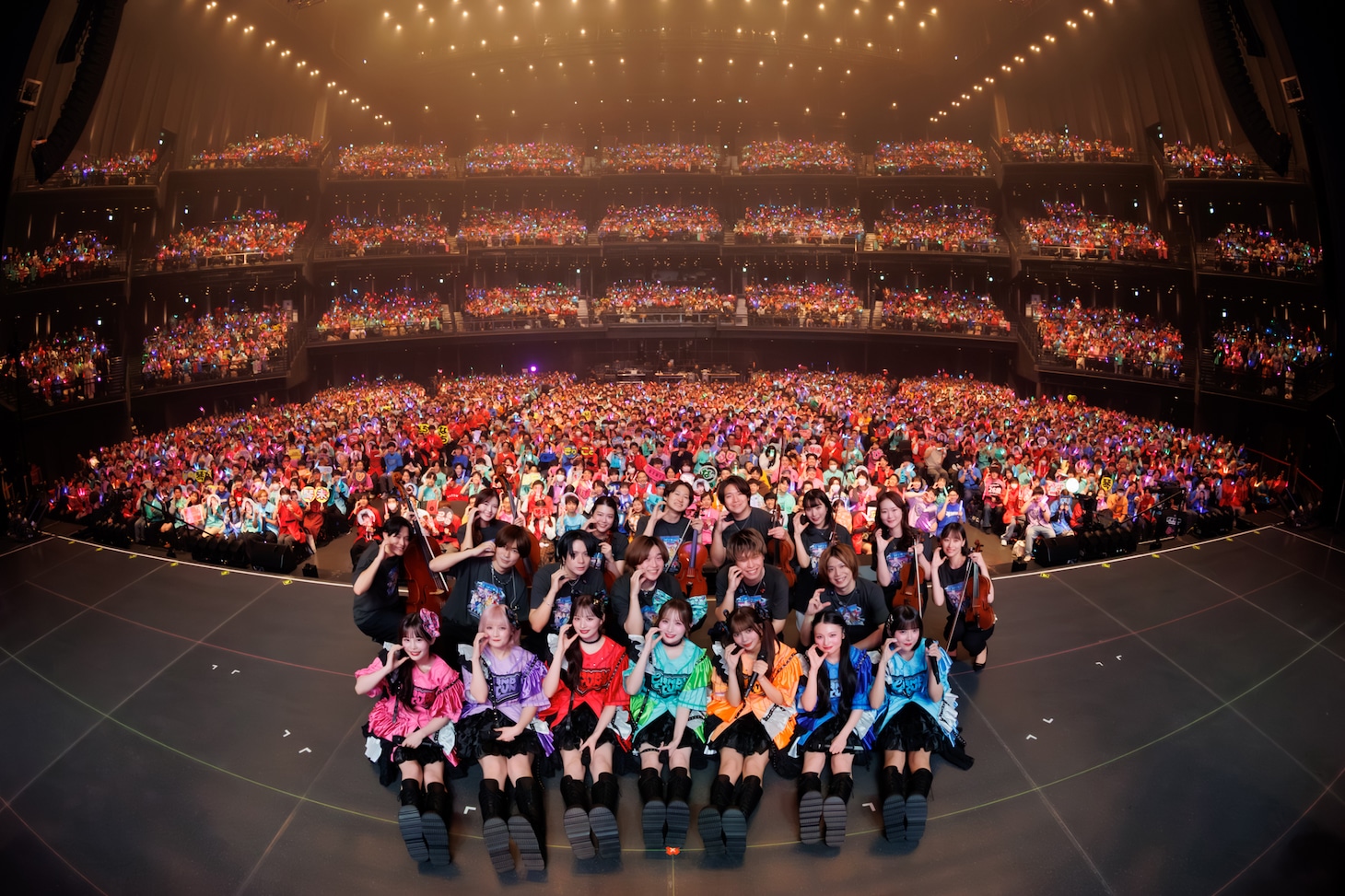 客席をバックに記念撮影するCANDY TUNE。