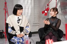 左からしずちゃん（南海キャンディーズ）、家入レオ。 ©日本テレビ