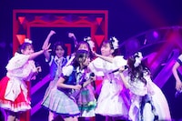 同郷の小久保柚乃を愛でるTEAM SHACHI。（撮影：笹森健一）