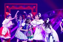 同郷の小久保柚乃を愛でるTEAM SHACHI。（撮影：笹森健一）