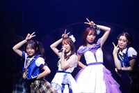 念願だった私立恵比寿中学「歌え！踊れ！エビーダダ！」を歌う咲良菜緒（左から2番目）と大黒柚姫（右から2番目）。（撮影：笹森健一）