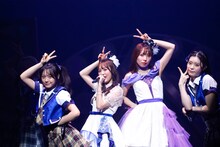 念願だった私立恵比寿中学「歌え！踊れ！エビーダダ！」を歌う咲良菜緒（左から2番目）と大黒柚姫（右から2番目）。（撮影：笹森健一）