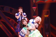 「私がセンター」を歌う真山りか、安本彩花、坂本遥奈。（撮影：笹森健一）