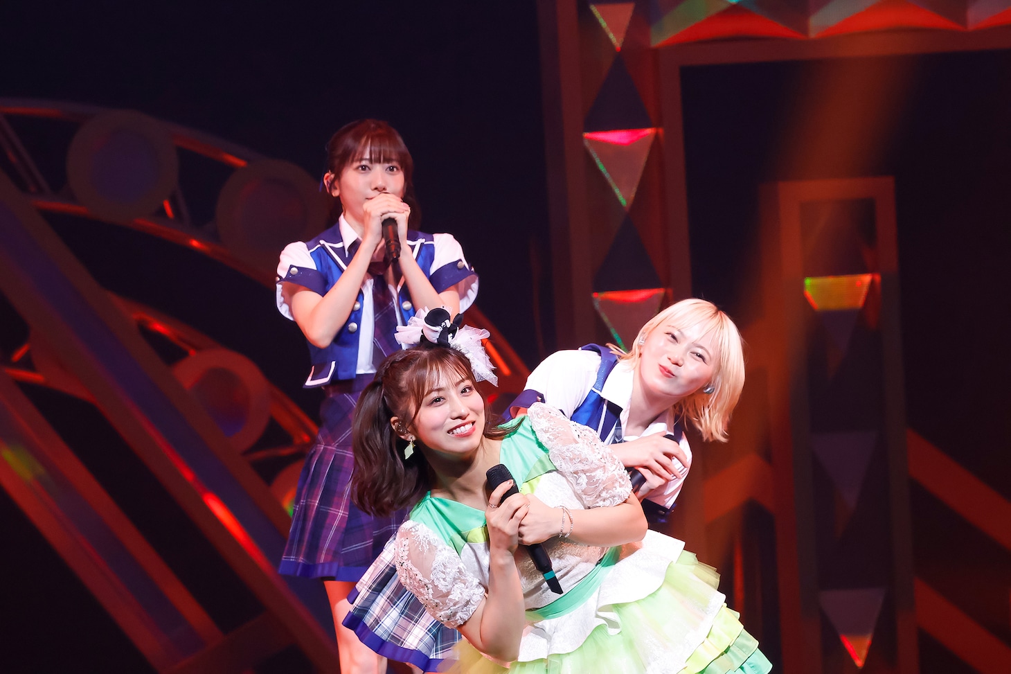 「私がセンター」を歌う真山りか、安本彩花、坂本遥奈。（撮影：笹森健一）