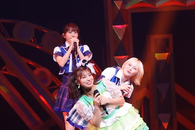 「私がセンター」を歌う真山りか、安本彩花、坂本遥奈。（撮影：笹森健一）