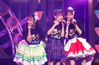 左から坂本遥奈、真山りか、秋本帆華。（撮影：笹森健一）