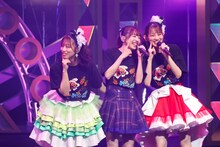 左から坂本遥奈、真山りか、秋本帆華。（撮影：笹森健一）