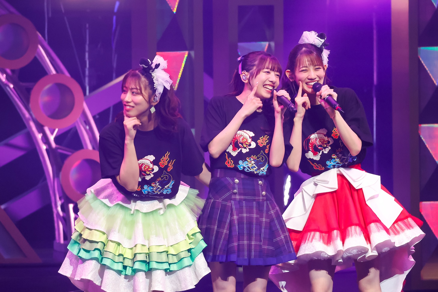 左から坂本遥奈、真山りか、秋本帆華。（撮影：笹森健一）