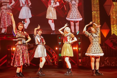 ひさびさに集結したチーム東名阪。左から大黒柚姫、真山りか、安本彩花、堀くるみ。（撮影：笹森健一）