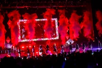 「放課後ゲタ箱ロッケンロールMX」を歌うえびシャチ。（撮影：笹森健一）