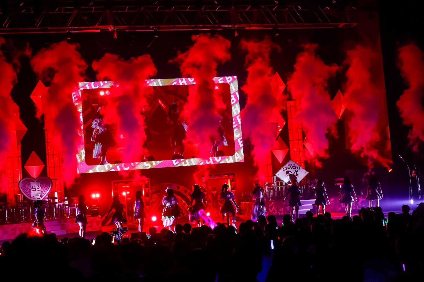 「放課後ゲタ箱ロッケンロールMX」を歌うえびシャチ。（撮影：笹森健一）