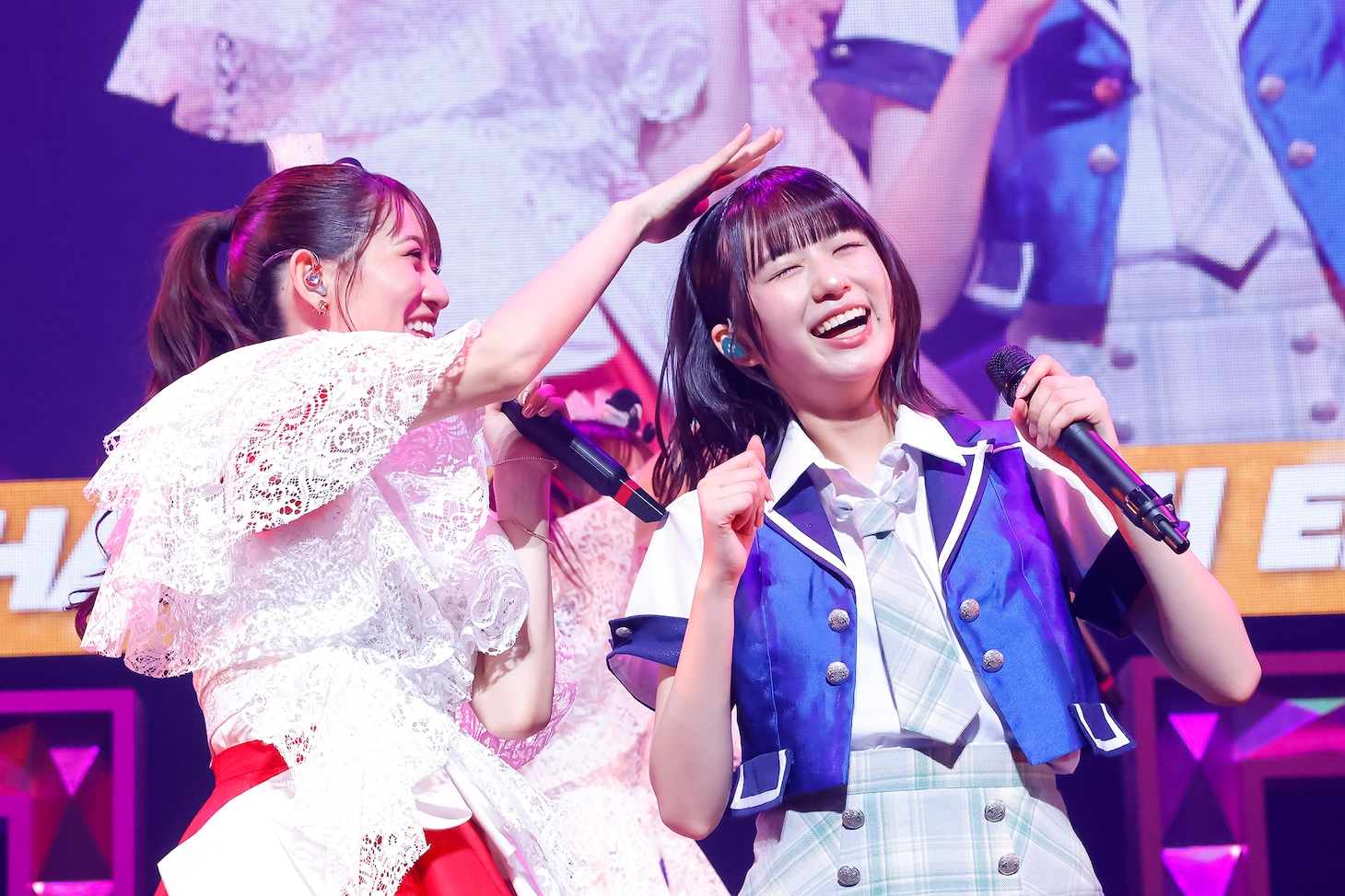 同郷の小久保柚乃（右）を愛でる秋本帆華（左）。（撮影：笹森健一）