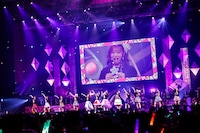 「また明日」を歌うえびシャチ。（撮影：笹森健一）