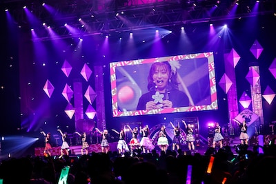 「また明日」を歌うえびシャチ。（撮影：笹森健一）