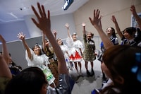 円陣を組む私立恵比寿中学とTEAM SHACHI。（撮影：笹森健一）