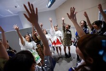 円陣を組む私立恵比寿中学とTEAM SHACHI。（撮影：笹森健一）