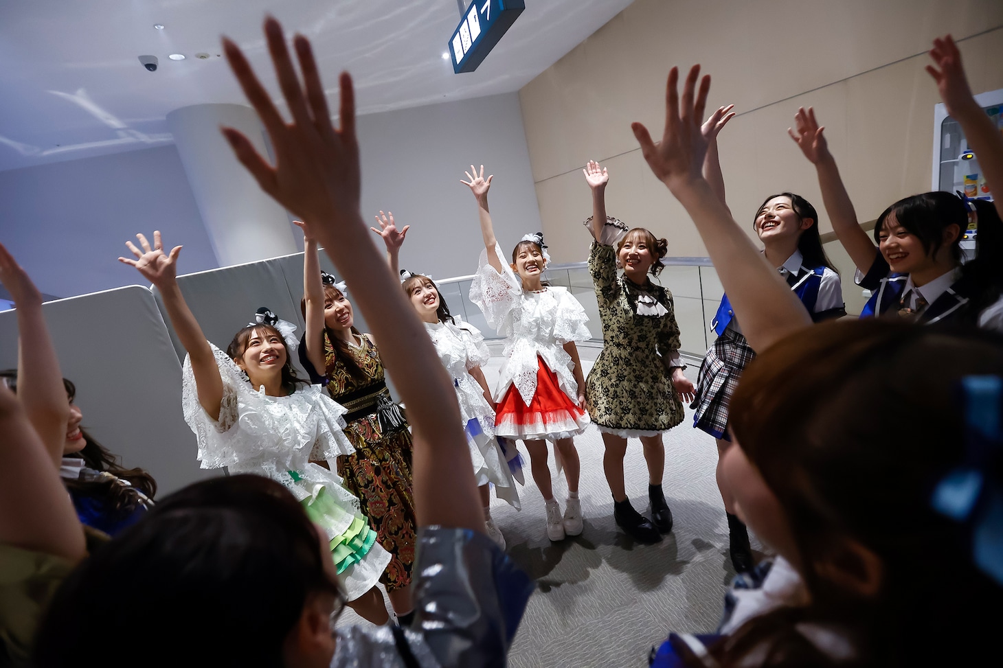 円陣を組む私立恵比寿中学とTEAM SHACHI。（撮影：笹森健一）