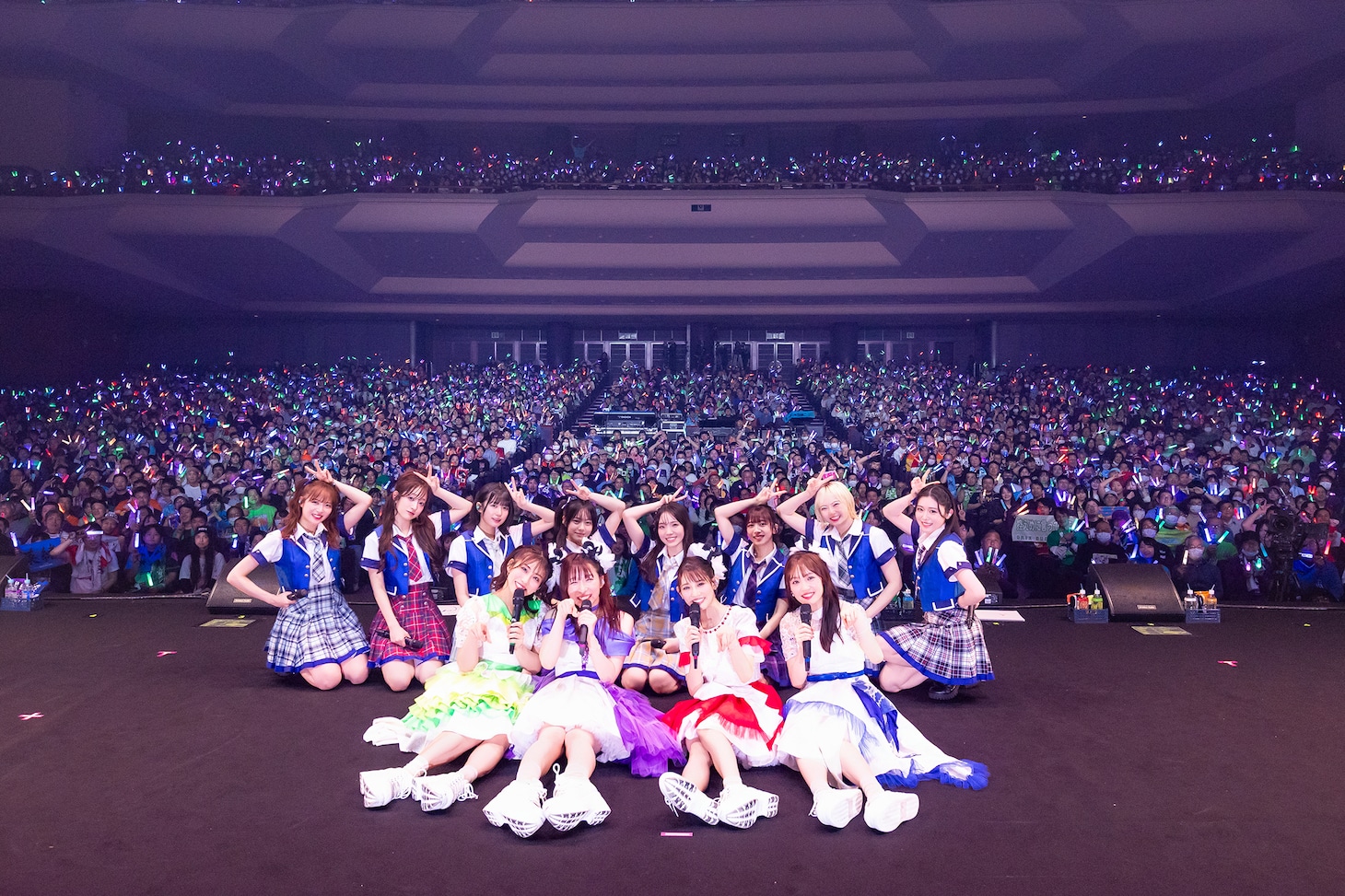 観客と一緒に記念撮影するえびシャチ。（撮影：笹森健一）