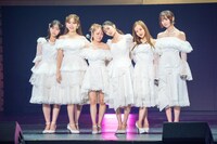 左から峯岸みなみ、小嶋陽菜、高橋みなみ、前田敦子、板野友美、篠田麻里子。