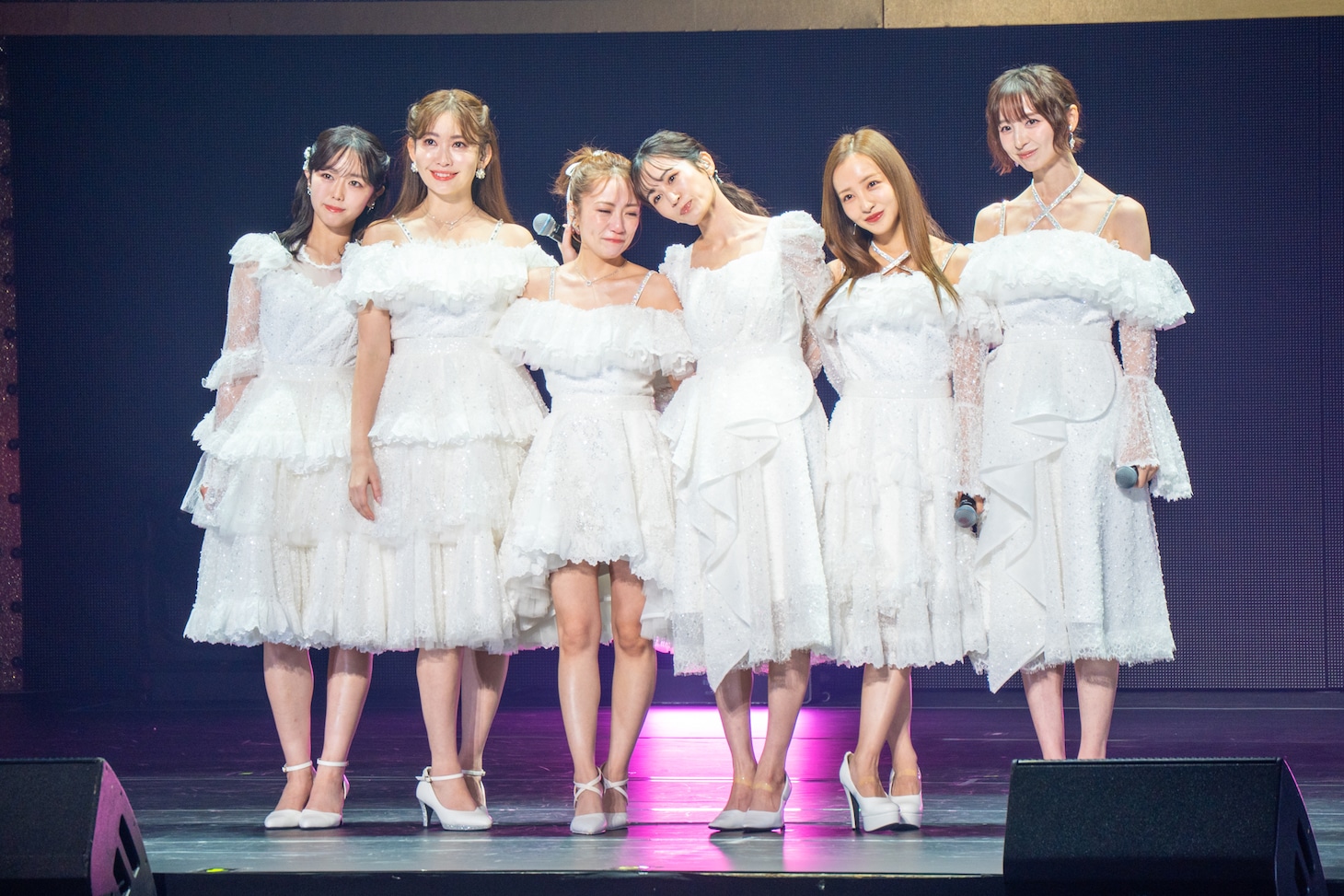 左から峯岸みなみ、小嶋陽菜、高橋みなみ、前田敦子、板野友美、篠田麻里子。