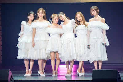 左から峯岸みなみ、小嶋陽菜、高橋みなみ、前田敦子、板野友美、篠田麻里子。