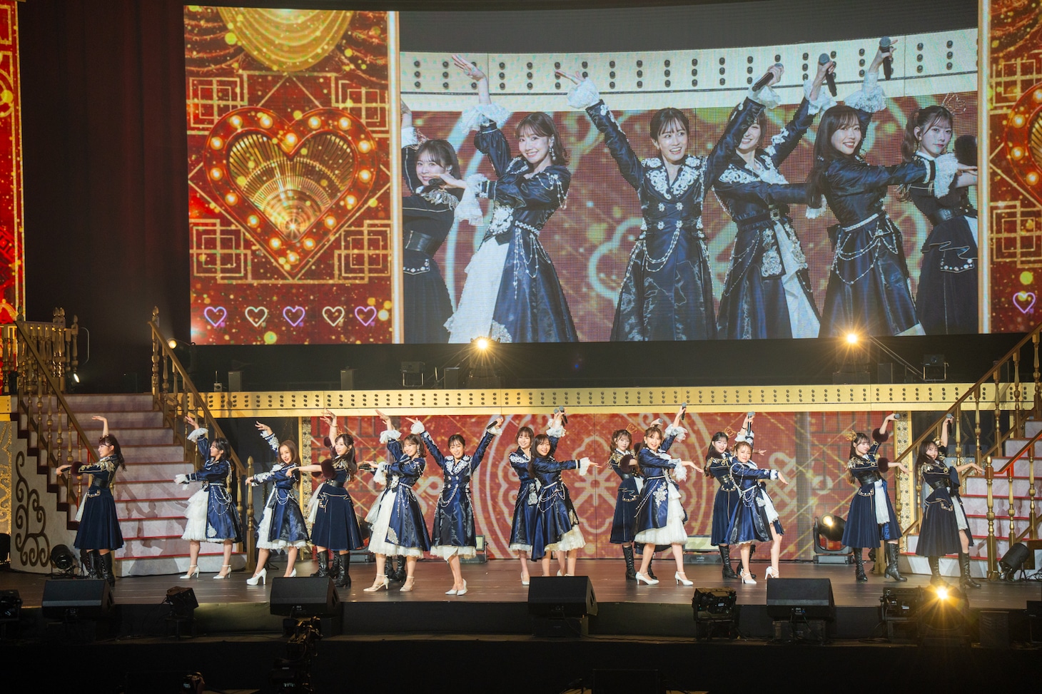 「フライングゲット」を披露するAKB48。