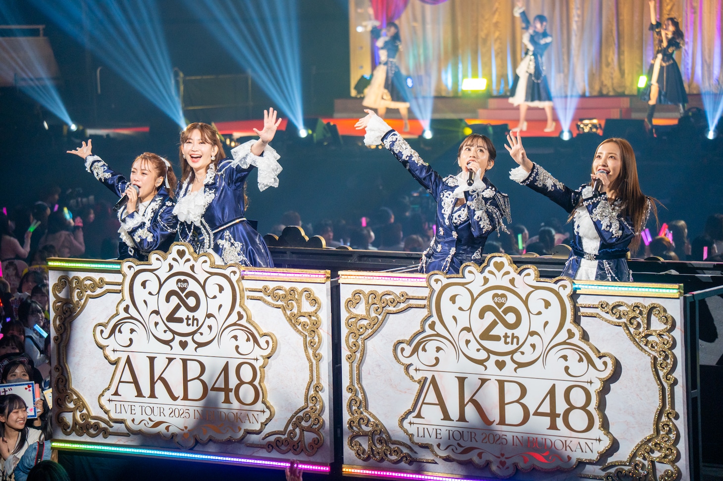 トロッコに乗る高橋みなみ、小嶋陽菜、前田敦子、板野友美。