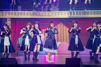 「会いたかった」を歌う野呂佳代（中央）。