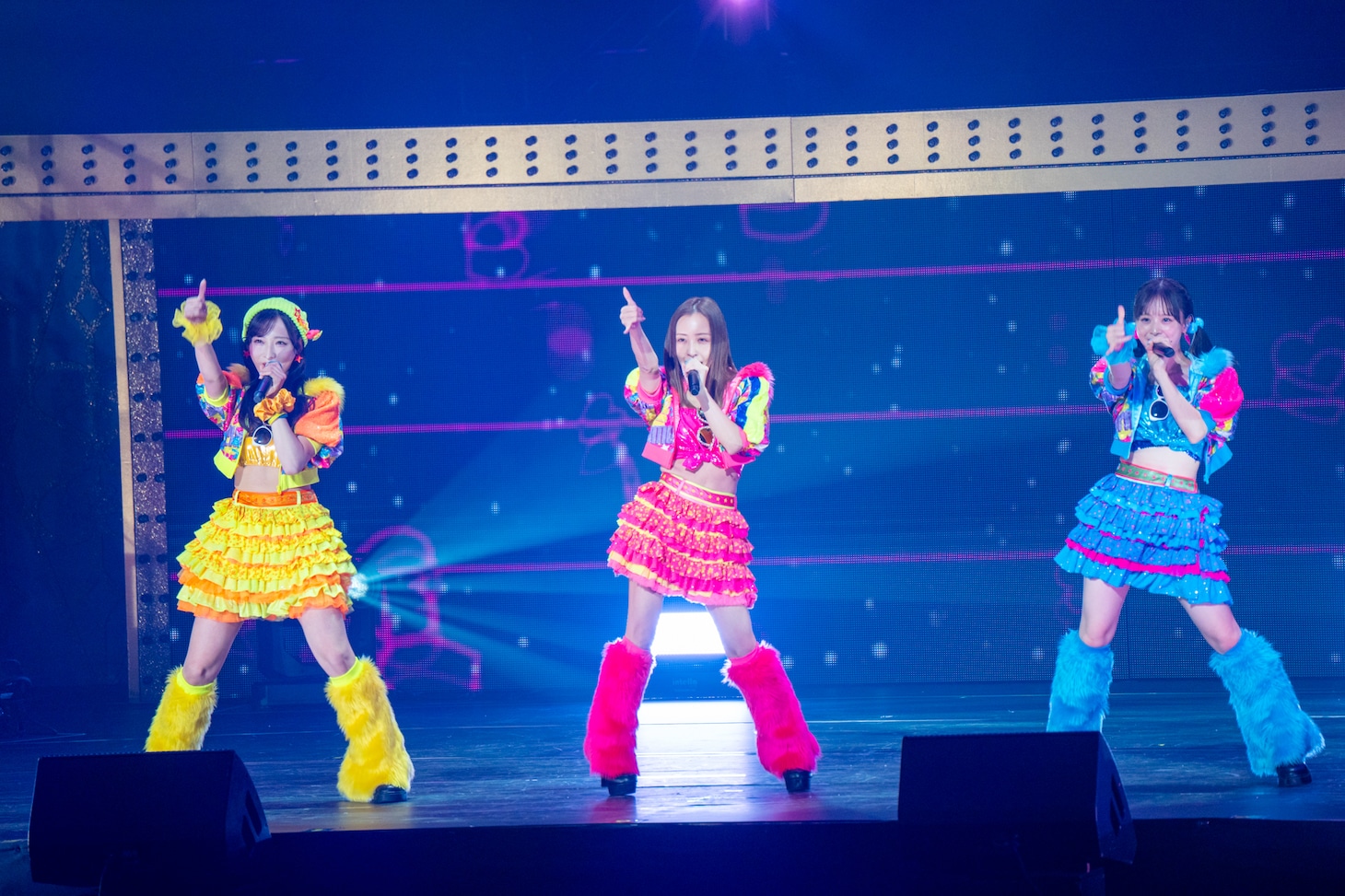 「ツンデレ！」を歌う小栗有以、板野友美、倉野尾成美。