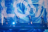 「Blue rose」を歌う梅田彩佳、秋元才加、増田有華、宮澤佐江。